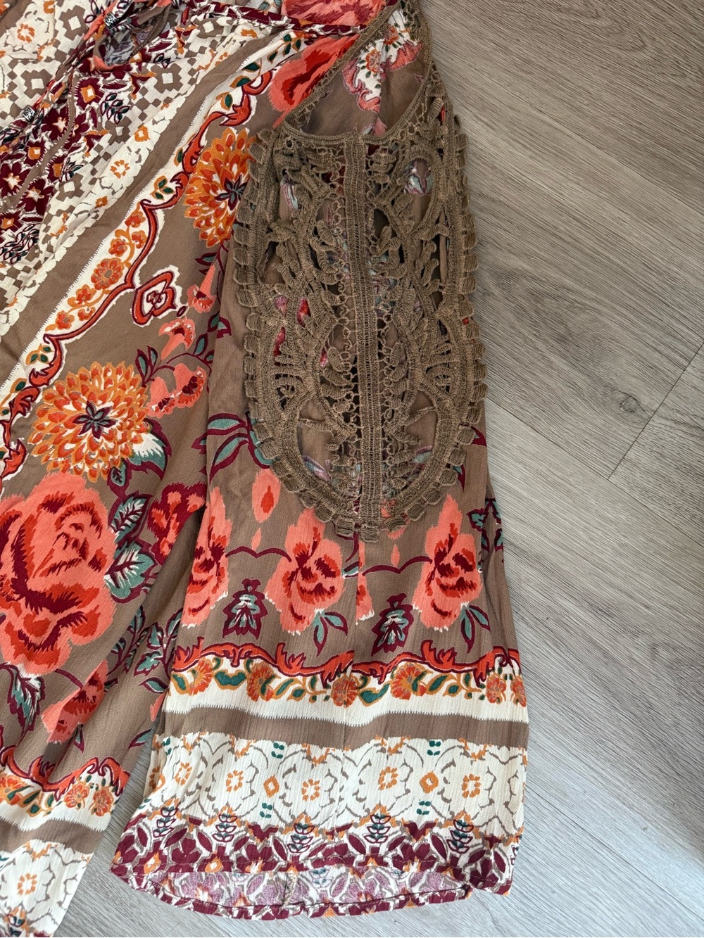 NWOT Angie Boho Floral Cold-Shoulder Peasant Tunic in Brown and Rust Size Large - Picture 6 of 9